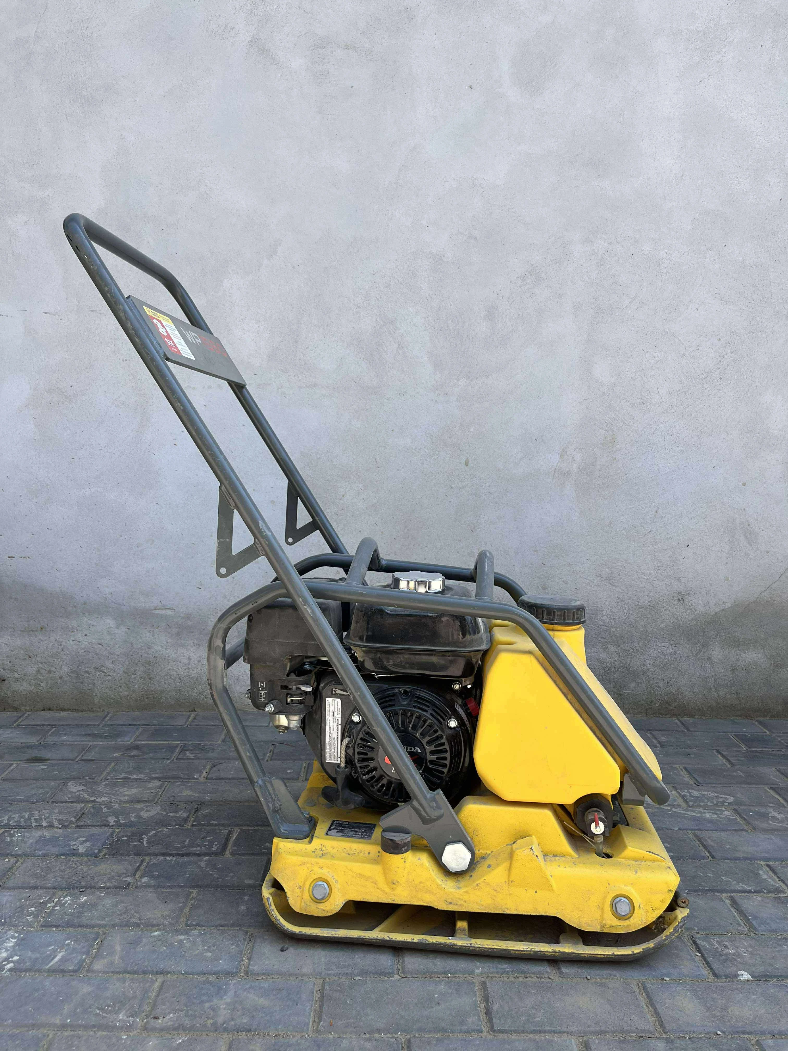 Placă compactoare Waker Newson 80kg de închiriat Placă compactoare Waker Newson 80kg de închiriat